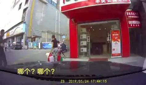 视频 岳阳女子驾车冲向路边门店！丈夫 踩刹车 女司机 哪个哪个？ 城事 新湖南