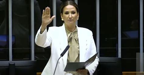 Primeira Dama De Munic Pio Em Mt Assume Cadeira Na C Mara Federal Ap S