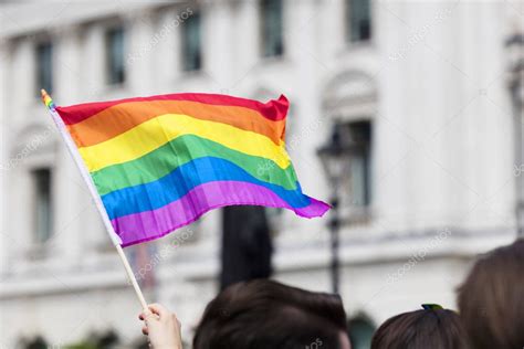 Bandera Del Arco Iris Gay En Una Marcha Del Orgullo Gay LGBT En Londres