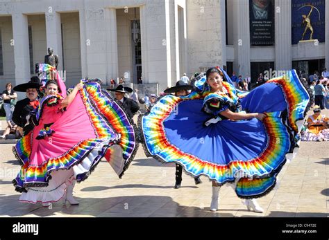 Mexican traditional dancing Stock Photo - Alamy