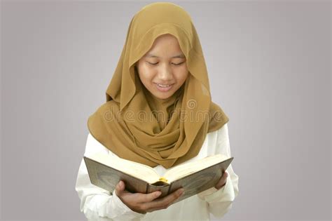 Mo A Mu Ulmana Asi Tica Usando Hijab Segurando E Recitando O Livro