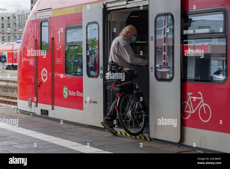 Alter männlicher Fahrgast mit seinem Fahrrad steigen in den S Bahn Zug