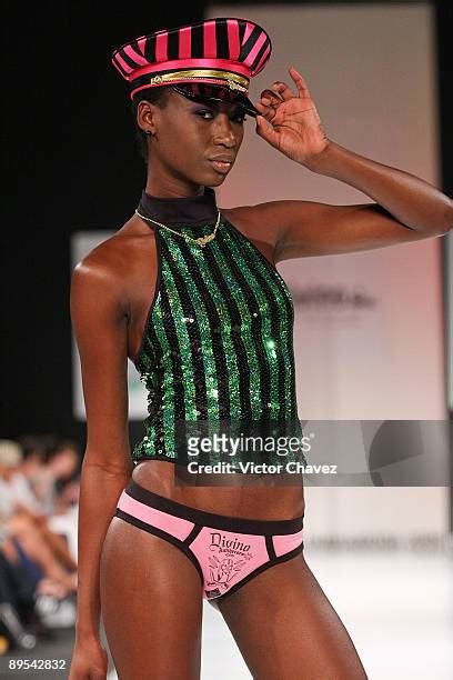 Hot Sexy Alex Hoyos Bikini Pics