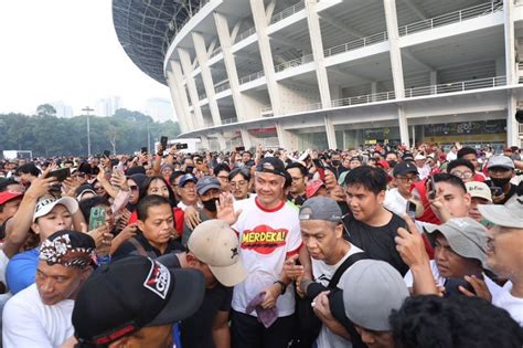 Ganjar Berolahraga Di Kawasan GBK Teriakan Glory Presiden Menggema