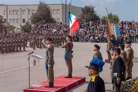 La Cerimonia A Capua I Nuovi Soldati Dellesercito Italiano Giurano