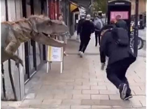 La prank du T Rex qui attaque des gens à un coin de rue est hilarante