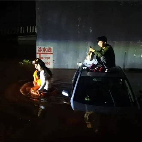 梅州暴雨，小轿车误入积水桥洞被淹，三人被困车顶 救援 人员 车辆