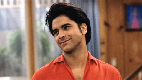 El sorprendente aspecto físico de John Stamos el tío Jesse de Padres