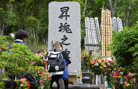 日航機事故から38年、76家族272人が御巣鷹山登る 追悼式は4年ぶり遺族参列