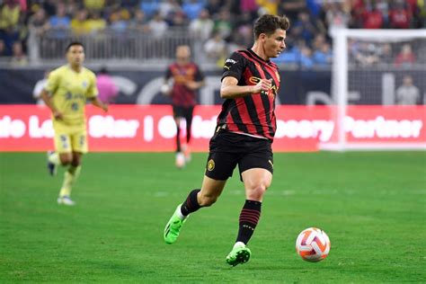 Julián Álvarez debutó en el Manchester City en la victoria frente a