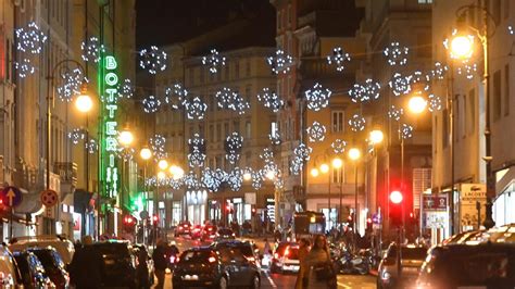 Le luci le note la pista di ghiaccio così arriva il Natale a Trieste