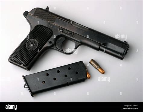 Una pistola Tokarev de 7 62 mm Fotografía de stock Alamy