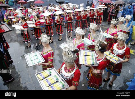 Los Chinos De Etnia Miao Vestidas En Trajes Tradicionales Realice Al