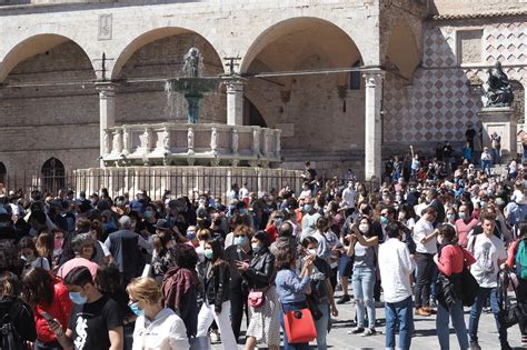 Napoli Protesta Scene Da Guerriglia Urbana Contro Il Coprifuoco