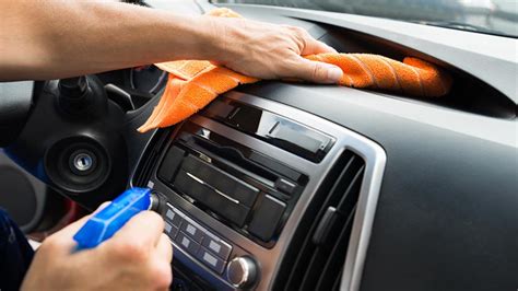 Cómo es el truco casero para limpiar el tapizado del auto de la manera