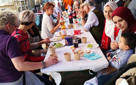 Viele Ehrenamtliche geflüchtet Freiwillige kommen im Garten von Haus