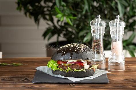 Mamba Negra De Blackburger Con Carne De Vaca Veteada Una Piedra Gris