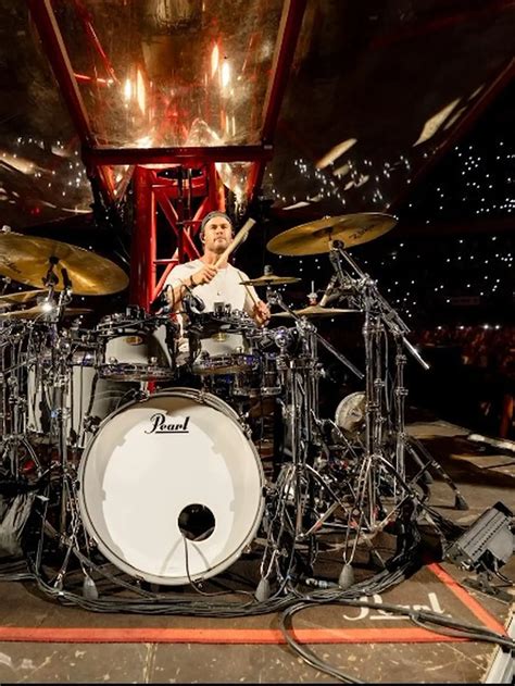 7 Potret Aksi Chris Hemsworth di Konser Ed Sheeran, Kejutan yang Bikin