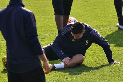 Cristiano Ronaldo sparks injury concern in Juventus training ahead of ...