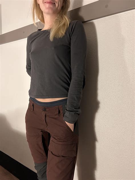 Showing my new neighbours my pokies : r/braless