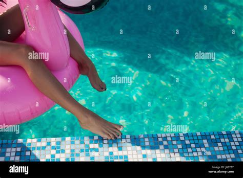 Girl On Air Mattress In Stockfotos Und Bilder Kaufen Alamy