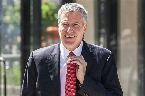 De Blasio opts to stay a deadbeat