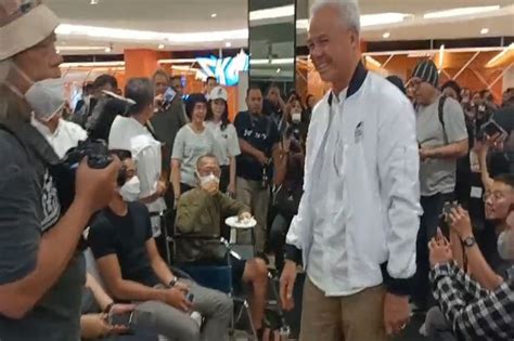 Momen Ganjar Beri Kue Peresmian Merchandise Ganjar Mahfud Ke Penyandang