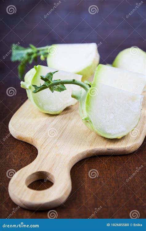 Colinabo Tajado En La Tajadera En Una Tabla De Madera Foto De Archivo