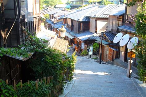 Sannenzaka (three-year Slope) and Ninenzaka (two-year Slope) are a ...