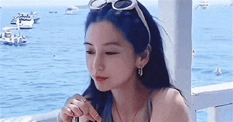 Angelababy diện bikini khoe vóc dáng thon gọn