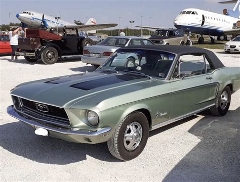 Officer stops to give “ticket” to what appears to be a snow-covered Mustang