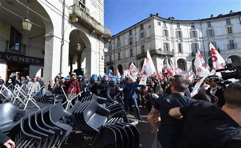 1 Maggio A Torino Scontri No Tav Pd Scambio Di Accuse Cinghiate Dai