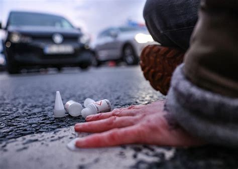 Polizei Düsseldorf kauft Sonnenblumenöl gegen Klima Kleber