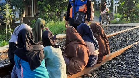 Kai Larang Masyarakat Ngabuburit Di Jalur Kereta Api Pelanggar Bisa