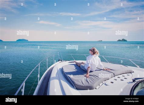 Belle Femme Profiter De Luxueux Yacht De Croisière Mer Transport Par Bateau De Luxe Photo Stock