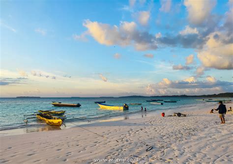 Yuk Nikmati Pasir Terhalus Dan Kemewahan Jaga Jarak Di Pantai Ngurbloat