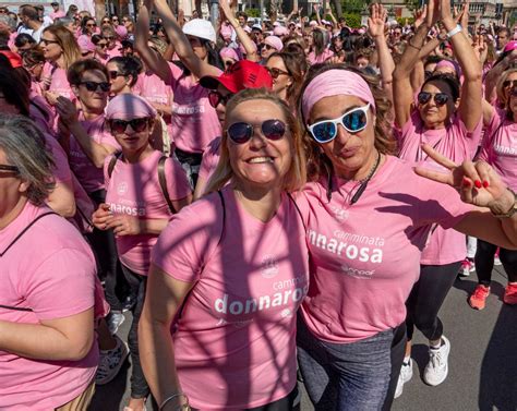 La camminata delle donne marea rosa di solidarietà Benessere e