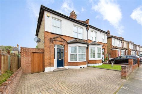 3 Bed Semi Detached House For Sale In St Lawrence Road Upminster Rm14