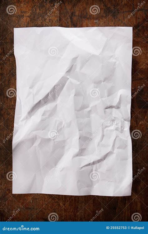 De Papel Amarrotado Na Tabela De Madeira Imagem De Stock Imagem De