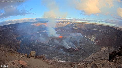 Hawaii's Kilauea volcano eruption resumes, alert level raised -USGS ...