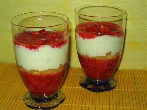 Verrines De Fraises Au Basilic Et Mousse Aux Petits Suisses La