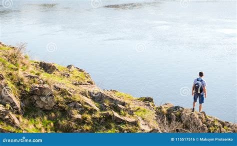 Viajante Do Homem Novo Paisagem De Enjoing Da Trouxa Na Rocha