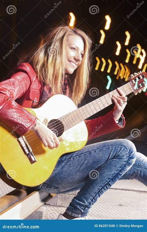 Concepts De Vie Dans La Rue De La Jeunesse Portrait De La Fille Blonde Caucasienne De Sourire