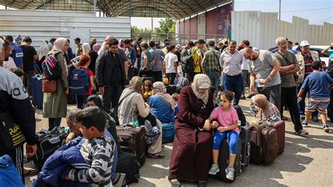 At Egypt-Gaza Border, Confusion and Frustration Reign - The New York Times