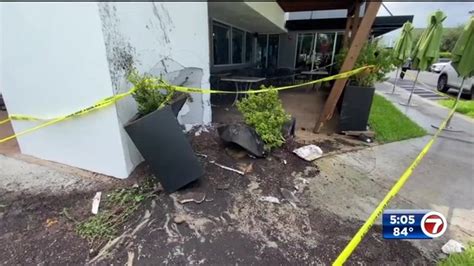 Driver Careens Into Nw Miami Dade Restaurant Hits Wall No Reported