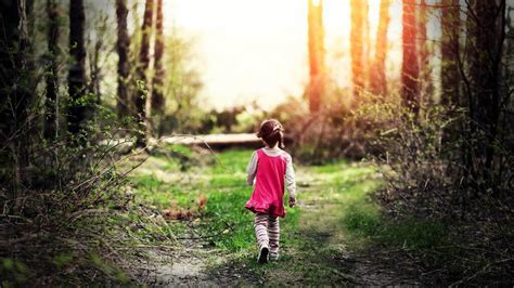 Niña se pierde en el bosque y es hallada dormida plácidamente usando a