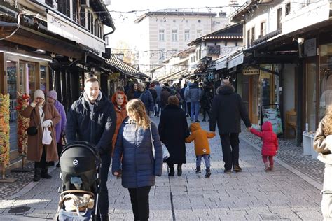 Građani i turisti u Sarajevu iskoristili sunčanu nedjelju za šetnju i