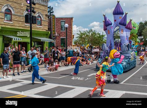 Orlando Florida August 28 2019 Prairie Dawn Ernie And Woman