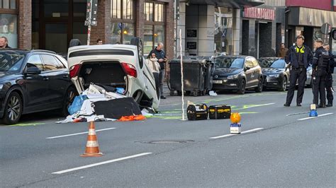 Düsseldorf Auto überschlägt sich in der Innenstadt