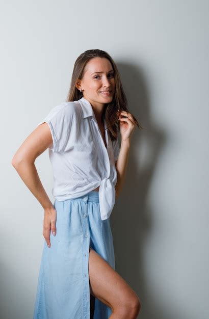 Mujer Joven En Camiseta Blanca Y Falda Azul Claro Sosteniendo La Mano